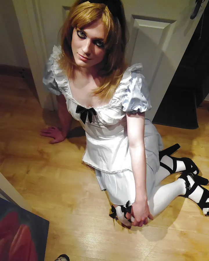 Femme en lingerie blanche, posant près d'une fenêtre avec un regard doux